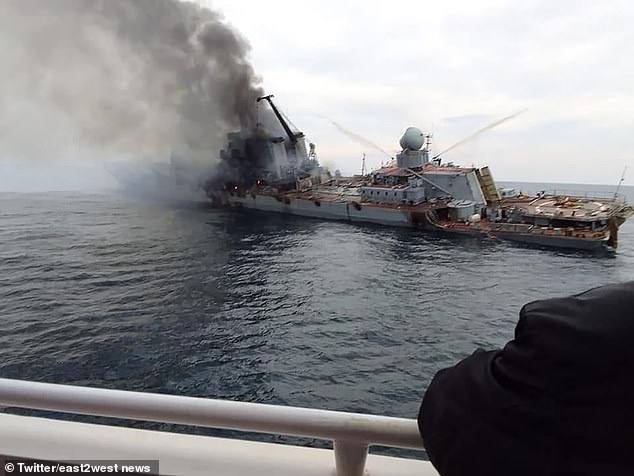 El Moskva quedó atrapado en un incendio después de sufrir un daño significativo en su lado izquierdo cuando una espesa columna de humo negro cayó en cascada desde el barco, el 14 de abril del año pasado.