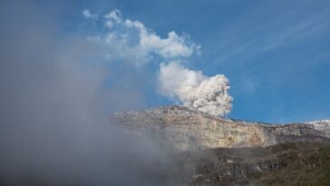 El Nevado del Ruiz de Colombia fue visto arrojando ceniza el 7 de abril. El volcán registró 6.000 terremotos por día la semana pasada.