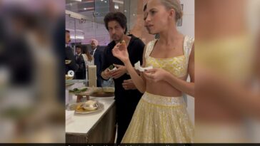 Viral: Shah Rukh Khan Spotted At A Buffet In Blogger