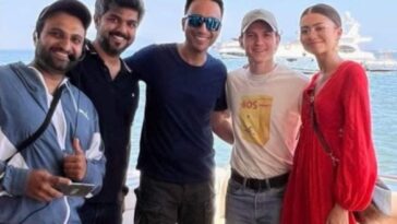 Zendaya usa un vestido rojo mientras posa con Tom Holland en un yate de lujo durante su visita a la India.  ver foto