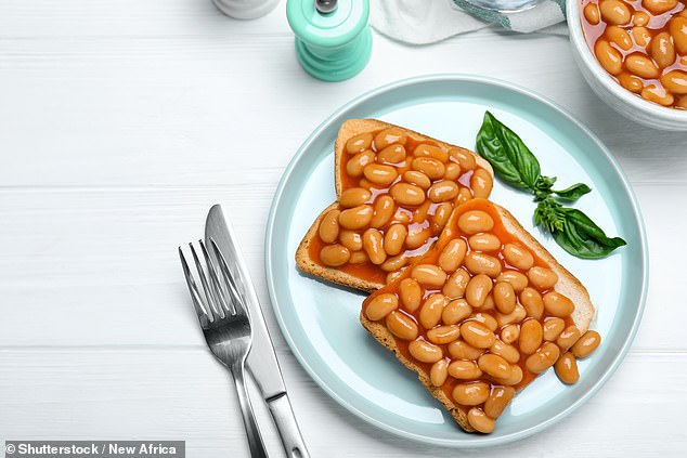 Los frijoles horneados, las barritas de pescado y el pan integral pueden ser 'parte de una dieta saludable' y son una fuente de 'algunos nutrientes importantes' según la Fundación Británica de Nutrición