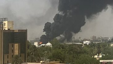 El humo se eleva sobre los edificios residenciales en Jartum el 16 de abril de 2023, mientras los combates en Sudán se intensificaban por segundo día en batallas entre generales rivales.