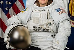 Christina Koch, de 44 años, de Grand Rapids, Michigan, se convertirá en la primera mujer en dar la vuelta a la luna.
