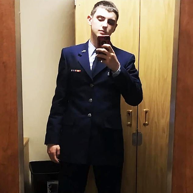 Jack Teixeira, miembro de la Guardia Nacional de 21 años, fue arrestado por funcionarios del FBI el jueves por filtrar documentos clasificados de inteligencia estadounidenses relacionados con la guerra en Ucrania.