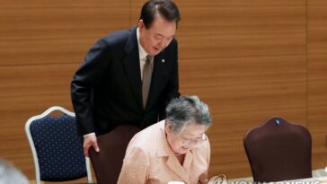 (LEAD) Yoon meets with Korean atomic bomb victims in Hiroshima