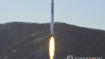 (6th LD) Purported N. Korean &apos;space launch vehicle&apos; falls into Yellow Sea after &apos;abnormal&apos; flight: S. Korean military