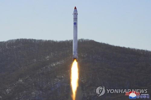 (6th LD) Purported N. Korean &apos;space launch vehicle&apos; falls into Yellow Sea after &apos;abnormal&apos; flight: S. Korean military