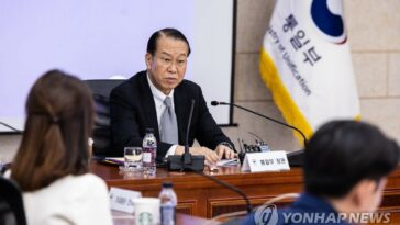 (LEAD) Unification minister urges N. Korean leader to return to dialogue
