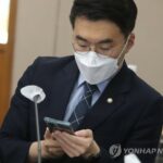 (LEAD) Crypto exchanges Upbit, Bithumb raided over lawmaker&apos;s cryptocurrency scandal