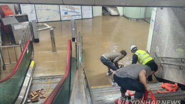 (LEAD) Heavy downpours cause flooding, damage in southern regions; multiple flights canceled