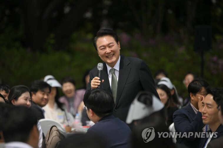 (LEAD) Yoon says China does not enforce U.N. sanctions on N. Korea