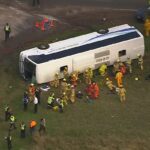 Un adulto y 21 niños en edad escolar fueron trasladados de urgencia al hospital después de que un autobús escolar chocara con un camión el martes por la tarde.