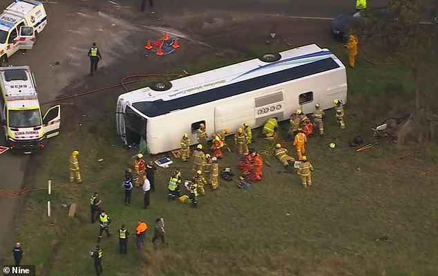 Un adulto y 21 niños en edad escolar fueron trasladados de urgencia al hospital después de que un autobús escolar chocara con un camión el martes por la tarde.