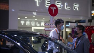 China tiene problemas con al menos dos retiros relacionados con vehículos Tesla esta primavera.  Exhibición de Tesla en la Feria Internacional de Comercio de Servicios de China en Beijing (en la foto) el 2 de septiembre de 2022, dos meses antes del fatal alboroto del Tesla Model Y en la ciudad de Chaozhou