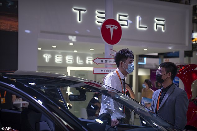 China tiene problemas con al menos dos retiros relacionados con vehículos Tesla esta primavera.  Exhibición de Tesla en la Feria Internacional de Comercio de Servicios de China en Beijing (en la foto) el 2 de septiembre de 2022, dos meses antes del fatal alboroto del Tesla Model Y en la ciudad de Chaozhou