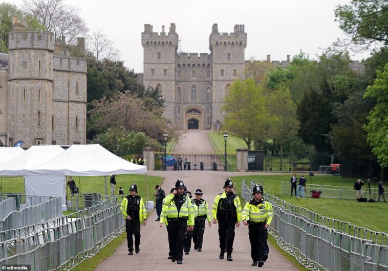 Oficiales de policía recorren el Long Walk en Windsor, donde se llevan a cabo frenéticos preparativos de última hora para el Concierto de Coronación de esta noche.