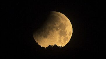 Un eclipse lunar penumbral es cuando la sombra exterior de la Tierra se proyecta sobre la luna llena, lo que hace que cambie de color.  En la foto: eclipse lunar penumbral en Skopje, Macedonia del Norte en 2022