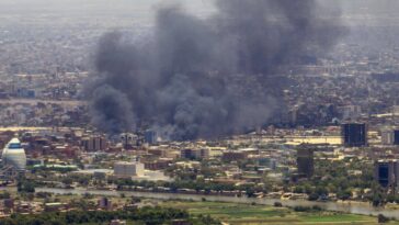 Crisis de Sudán: los ataques aéreos golpean Jartum antes de las primeras conversaciones en Arabia Saudita