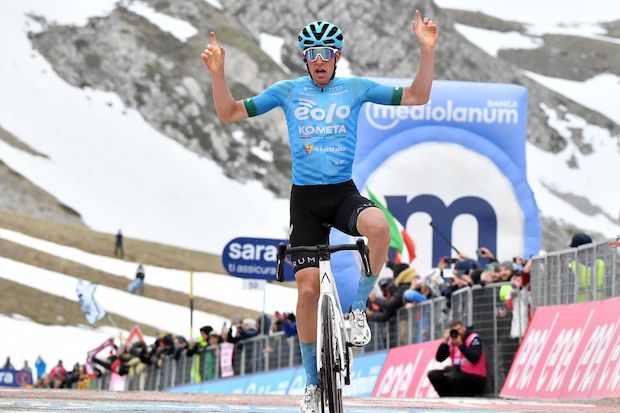 Davide Bais gana en Gran Sasso mientras los líderes del Giro van a lo seguro