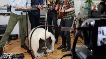 El aclamado cuarteto de folk alternativo Darlingside lanza el nuevo tema contemplativo 'Darkening Hour' - Music News