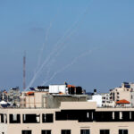 El ejército israelí intercambia fuego con militantes de Gaza después de la muerte de un palestino bajo custodia