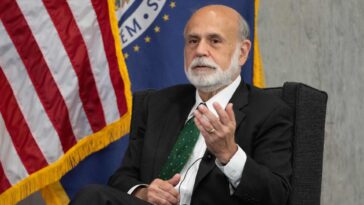 El expresidente de la Fed, Ben Bernanke, dice que hay más trabajo por delante para controlar la inflación