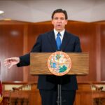 El gobernador de Florida, Ron DeSantis, firma un proyecto de ley para anular los acuerdos de desarrollo de Disney