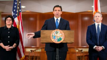 El gobernador de Florida, Ron DeSantis, firma un proyecto de ley para anular los acuerdos de desarrollo de Disney