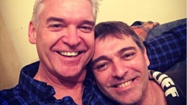 El hermano pedófilo del presentador de televisión Phillip Schofield (en la foto juntos) ha sido encarcelado por delitos sexuales contra menores