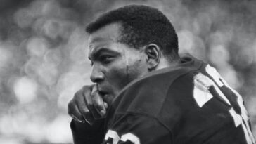 El ícono de la NFL y activista social Jim Brown deja un legado complicado