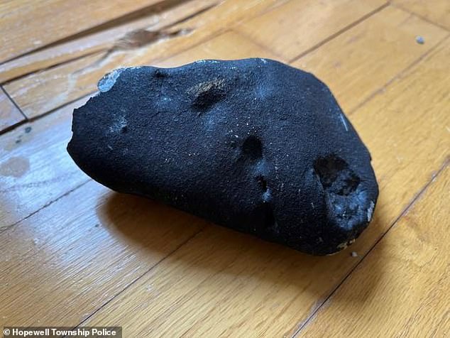 El objeto metálico negro, que atravesó el techo de una residencia en Hopewell, mide seis pulgadas por cuatro pulgadas y pesa cuatro libras.