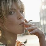 El gobierno albanés ha anunciado que se incluirán tres aumentos en el precio del tabaco en el presupuesto federal de la próxima semana, recaudando $3.300 millones en ingresos.  Una mujer es fotografiada fumando
