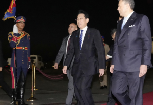 El primer ministro japonés Fumio Kishida (segundo desde la derecha) llega al Aeropuerto Internacional de El Cairo en la capital egipcia el 29 de abril de 2023, dando inicio a su gira de una semana por África que también lo llevará a Ghana, Kenia y Mozambique.  (Kiodo)