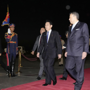 El primer ministro japonés Fumio Kishida (segundo desde la derecha) llega al Aeropuerto Internacional de El Cairo en la capital egipcia el 29 de abril de 2023, dando inicio a su gira de una semana por África que también lo llevará a Ghana, Kenia y Mozambique.  (Kiodo)