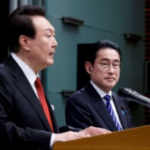 El presidente de Corea del Sur, Yoon Suk Yeol, y el primer ministro de Japón, Fumio Kishida, dan una conferencia de prensa conjunta en la residencia oficial del primer ministro en Tokio, Japón, el 16 de marzo de 2023. (Reuters)