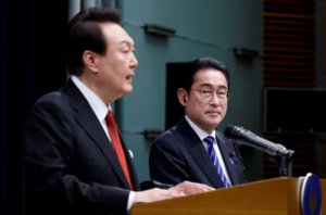 El presidente de Corea del Sur, Yoon Suk Yeol, y el primer ministro de Japón, Fumio Kishida, dan una conferencia de prensa conjunta en la residencia oficial del primer ministro en Tokio, Japón, el 16 de marzo de 2023. (Reuters)