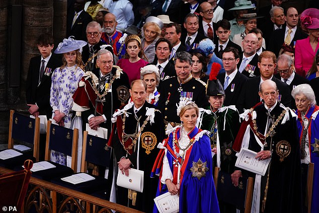 El duque de York ha tomado asiento en la misma fila que el príncipe Harry, sus hijas Beatrice y Eugenie y entre ellas.