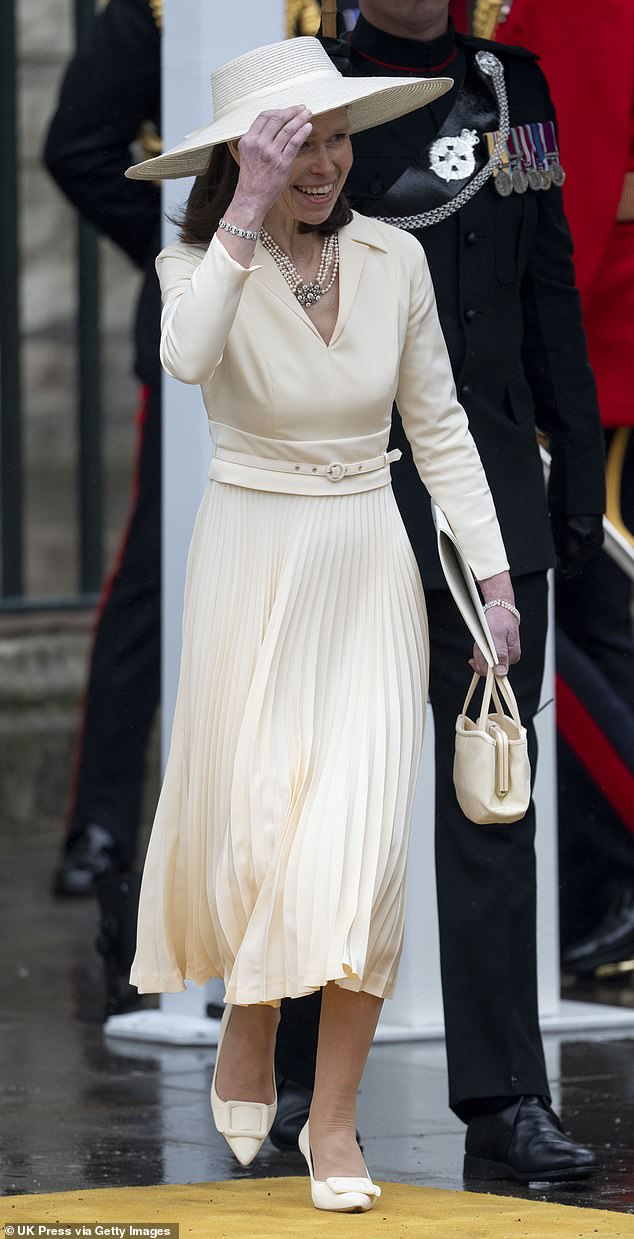 Lady Sarah Chatto se veía etérea con un vestido color crema y un sombrero a juego cuando asistió a la coronación del Rey hoy junto a los miembros de su familia.