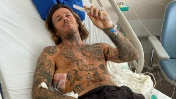 El surfista británico de olas grandes Tom Lowe fue hospitalizado (en la foto) con seis costillas rotas y hemorragia interna después de sufrir una gran caída en Tahití.