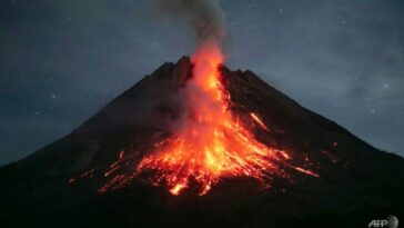 El volcán Merapi de Indonesia entra en erupción y arroja una "avalancha" de lava