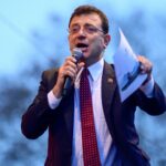Elecciones en Turquía: los manifestantes tiran piedras al autobús de campaña del alcalde de Estambul