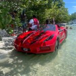 Las increíbles embarcaciones 'JetCar' que se asemejan a los autos deportivos Corvette están disponibles para alquilar en JetCarUSA, con sede en Miami, que afirma que pueden alcanzar los 56 nudos (65 mph).  En la foto, un modelo reciente que se subastó en el sitio Boats & Buyers