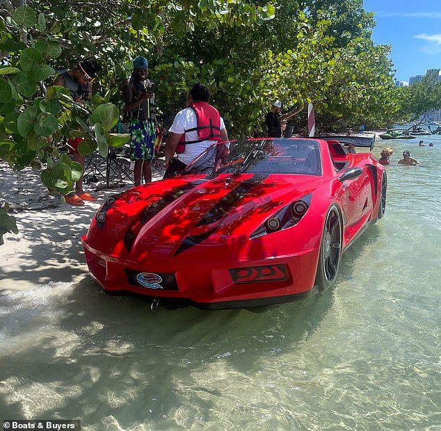 Las increíbles embarcaciones 'JetCar' que se asemejan a los autos deportivos Corvette están disponibles para alquilar en JetCarUSA, con sede en Miami, que afirma que pueden alcanzar los 56 nudos (65 mph).  En la foto, un modelo reciente que se subastó en el sitio Boats & Buyers