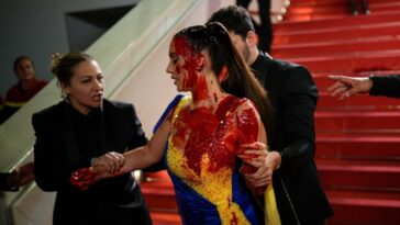 Festival de Cine de Cannes: Manifestante se cuela, se derrama sangre falsa en la alfombra roja.  Mirar