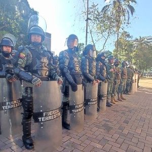 Fuerzas Armadas apoyan disolución del Congreso ecuatoriano