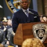 El alcalde de la ciudad de Nueva York, Eric Adams, fotografiado hablando en la Ceremonia Conmemorativa Anual del NYPD Hall of Heroes en One Police Plaza el 2 de mayo de 2023, en la ciudad de Nueva York