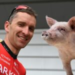 'He ganado tres cerdos... Y casi seguro que me los comí' - Tro-Bro Léon y el premio más raro del ciclismo
