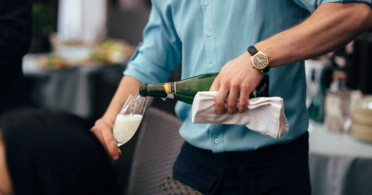 Hombre alemán lleva restaurante a juicio por champán caro