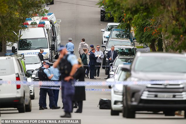 Alexander Street en North Willoughby estaba repleta de policías después de que un agente de policía de NSW matara a tiros a un hombre el jueves por la mañana.