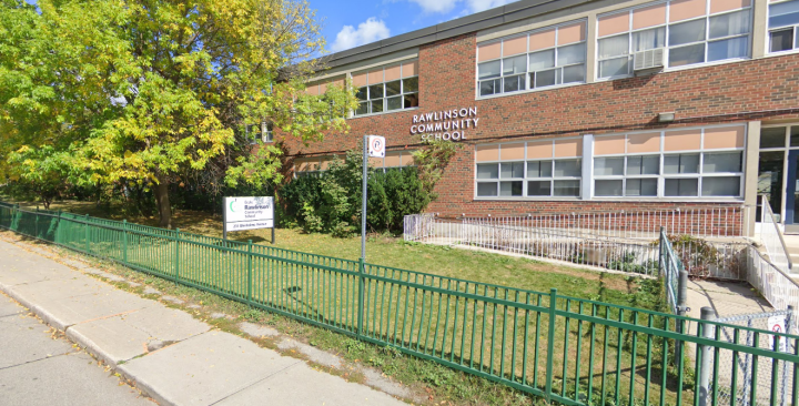 Informes de ataques de perros en el patio de una escuela de Toronto alertan a los padres y tutores
